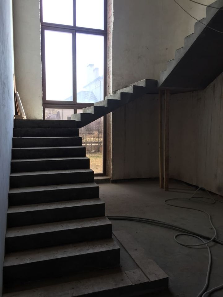 П-образная лестница из бетона — современный стиль в частном доме