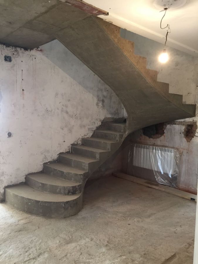 Круглые бетонные лестницы