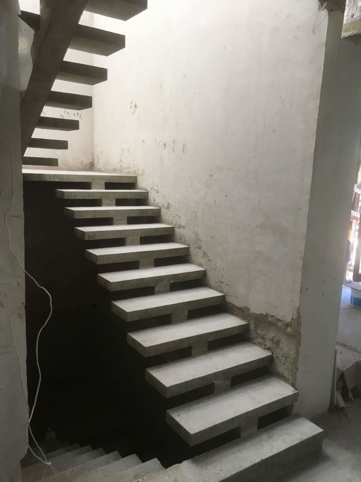 Поворотная лестница из бетона с площадкой — пример проекта