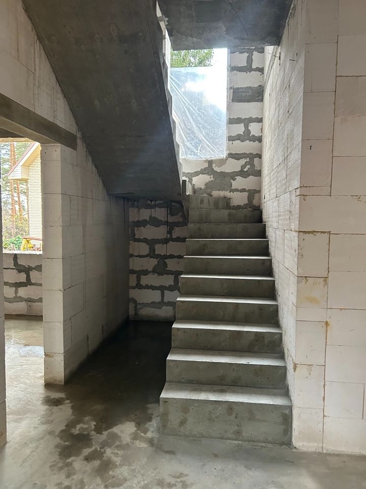 Лестница бетонная с поворотными ступенями и с площадкой