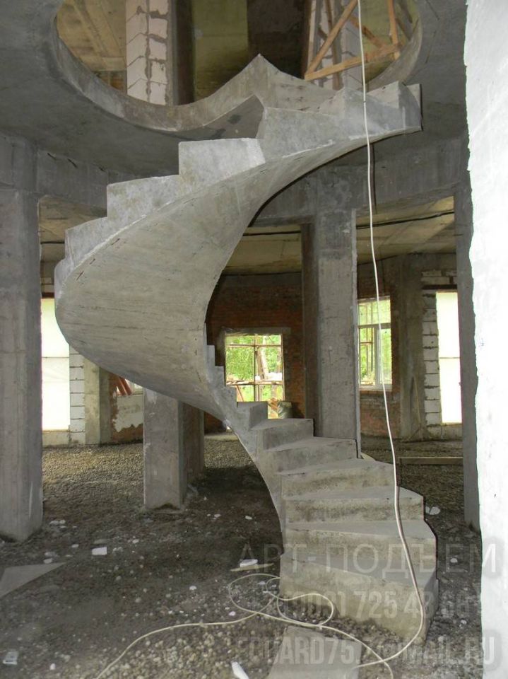 Оригинальное решение бетонной лестницы в большом доме за городом