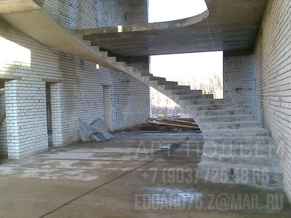 Круглая бетонная лестница элитный дом в Подмосковье