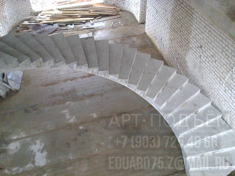 Круглые бетонные лестницы