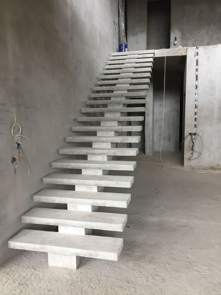 Прямая бетонная лестница на косоуре — фото реализации