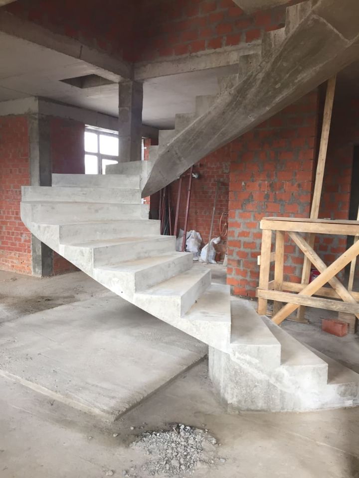 Винтовая полукруглая лестница бетонная