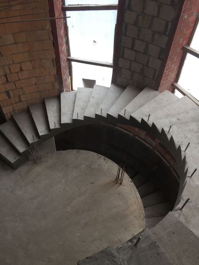 Круглые бетонные лестницы