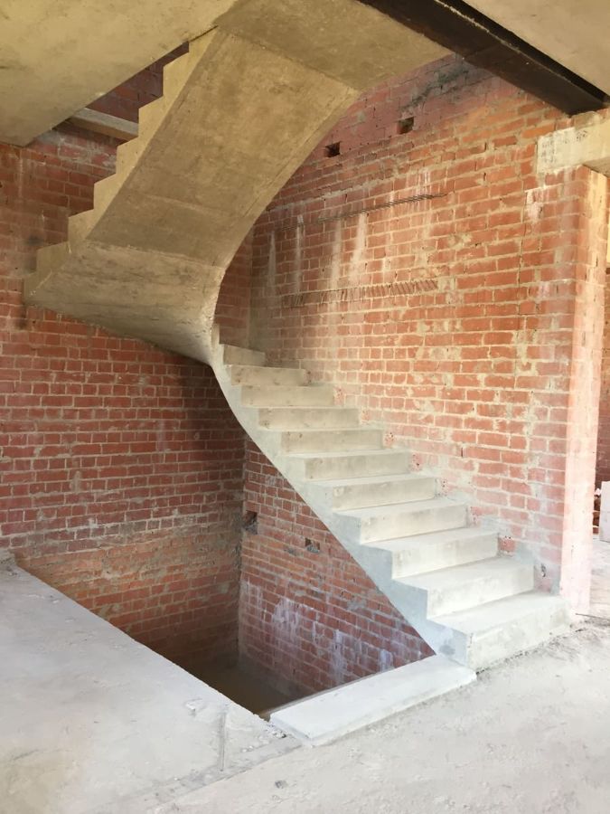 Круглые бетонные лестницы