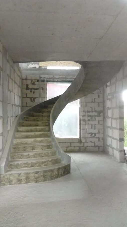 Круглые бетонные лестницы