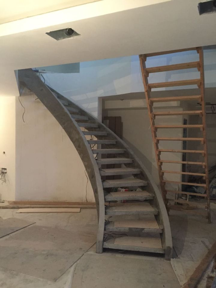 Поворотная лестница из бетона с площадкой — пример проекта