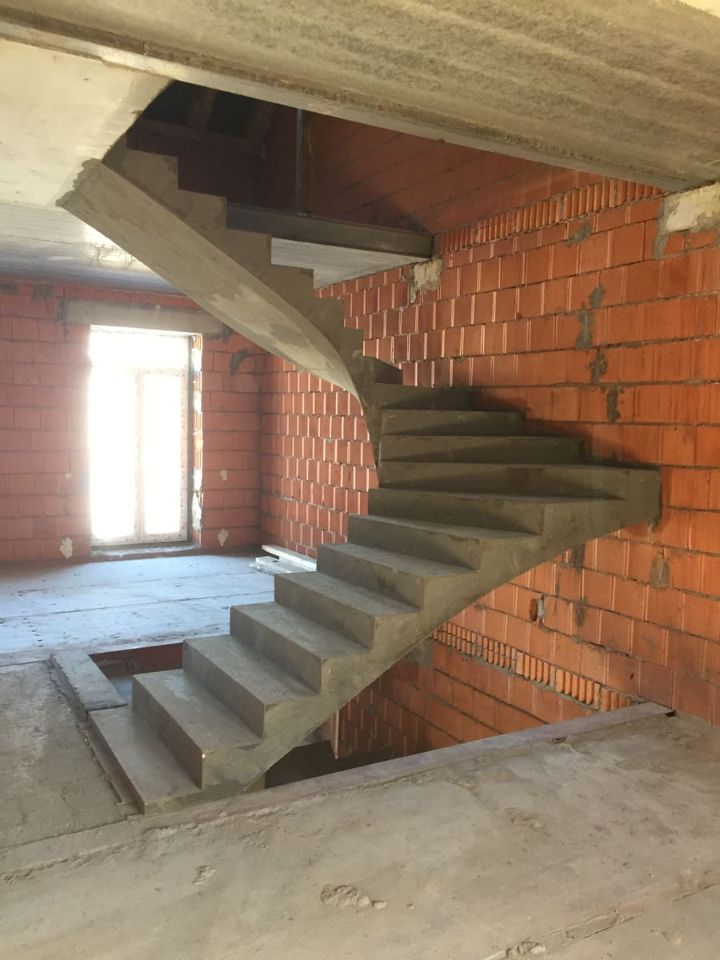 Круглая бетонная лестница  дом в Подмосковье