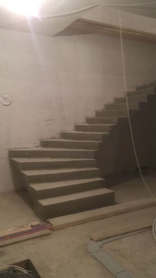 Г-образная лестница из бетона — частный дом в Новой Москве