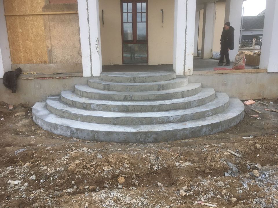 Уличная бетонная лестница под колонны