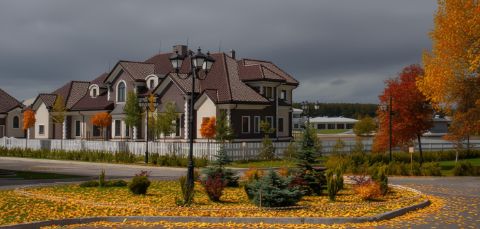 Монолитная бетонная лестница с забежными ступенями в коттедже «Онегино»