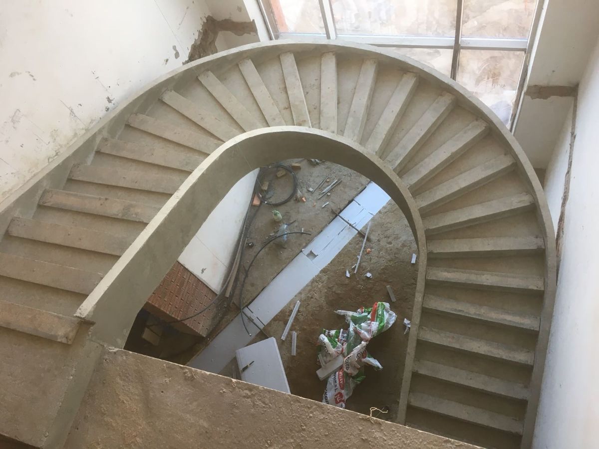 Круглые бетонные лестницы