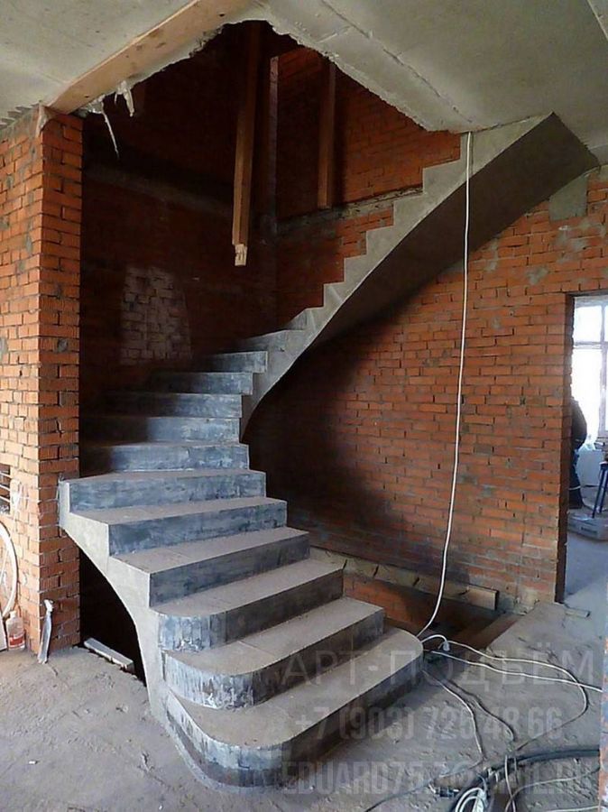 Круглые бетонные лестницы