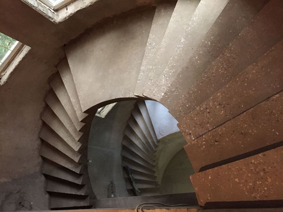 Круглая бетонная лестница с отделкой
