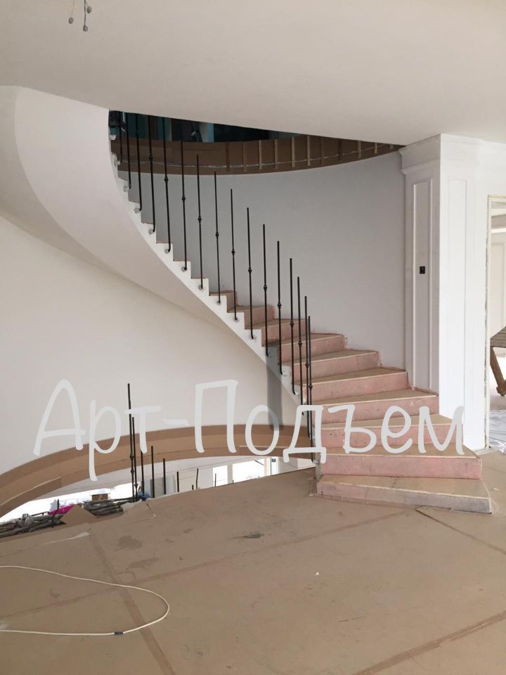 Готовая бетонная лестница с красивыми перилами под ключ