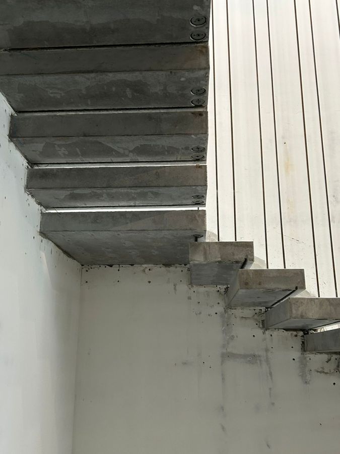 Парящие бетонные лестницы