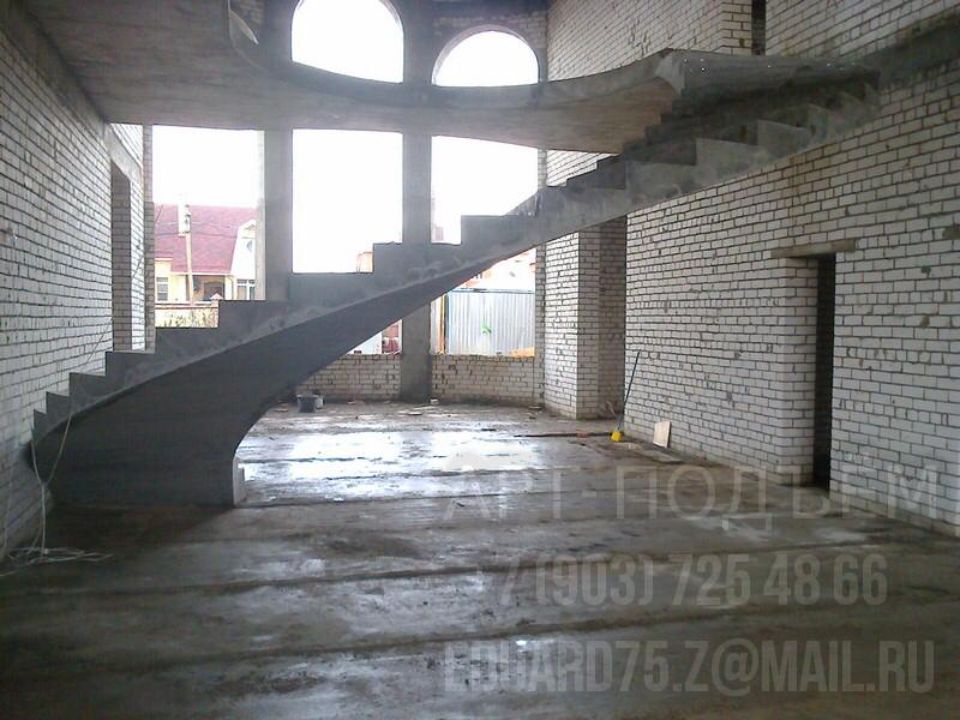 Круглая бетонная лестница с отделкой под мрамор элитный дом 