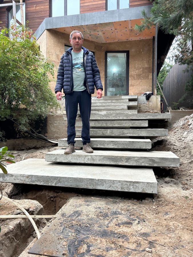 Строительство уникальной бетонной уличной лестницы