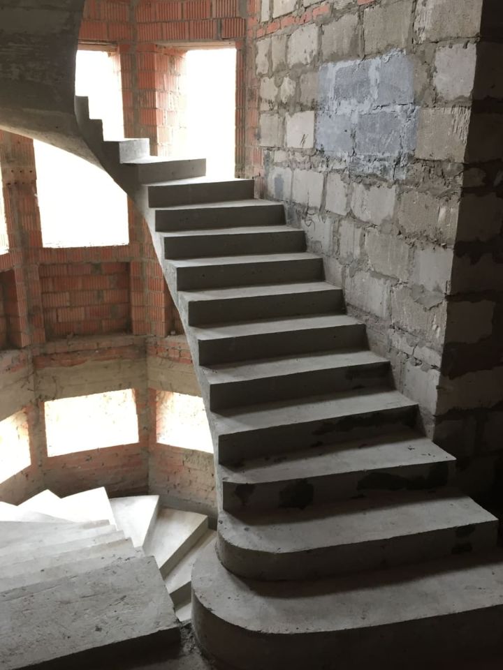 Круглая бетонная лестница