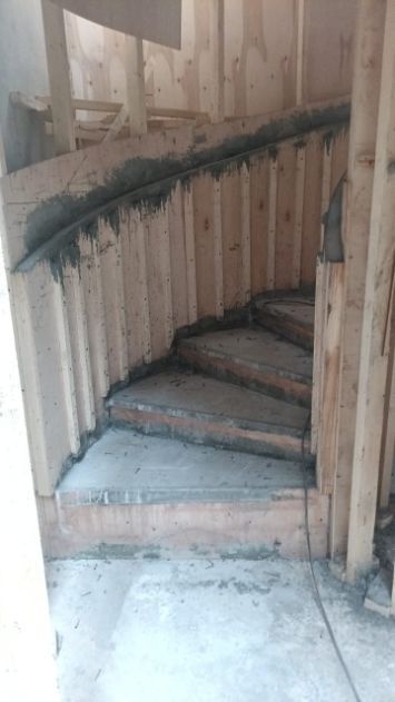 Самонесущая конструкция винтовой лестницы после армирования