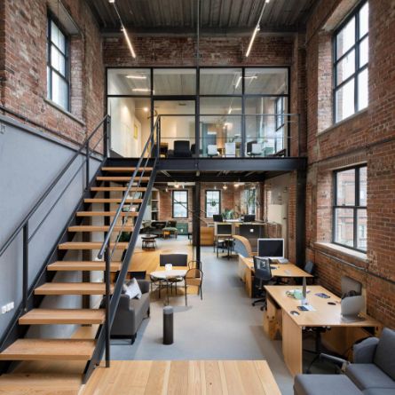 Бетонный мезонин в квартире с лестницей от ArtPickUp