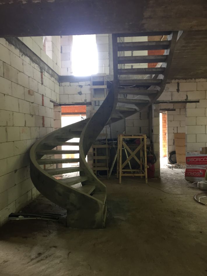 Бетонная лестница на второй этаж в Москве