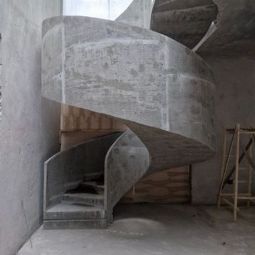 Винтовая бетонная лестница на второй этаж