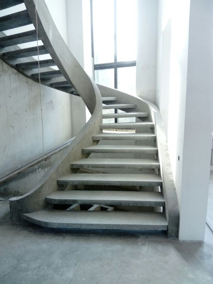 Изготовленная под ключ бетонная лестница в загородном доме