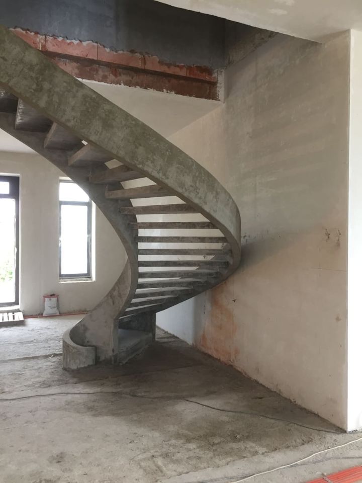 Бетонная лестница на косоуре в д. Новоалександрово Московской области построена нами вид сбоку