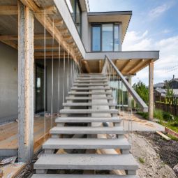 При проектировании и строительстве бетонных лестниц