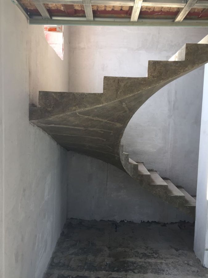 Круглые бетонные лестницы