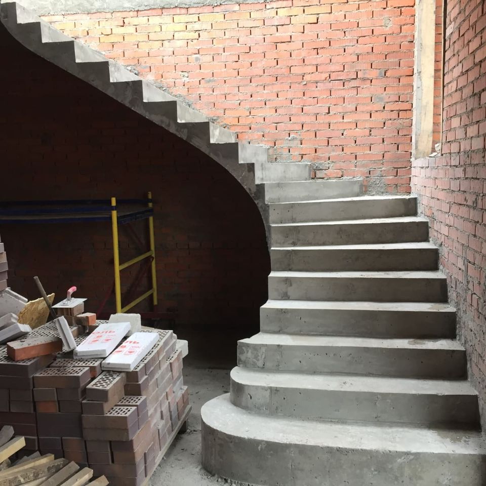 Круглая бетонная лестница  дом в Подмосковье