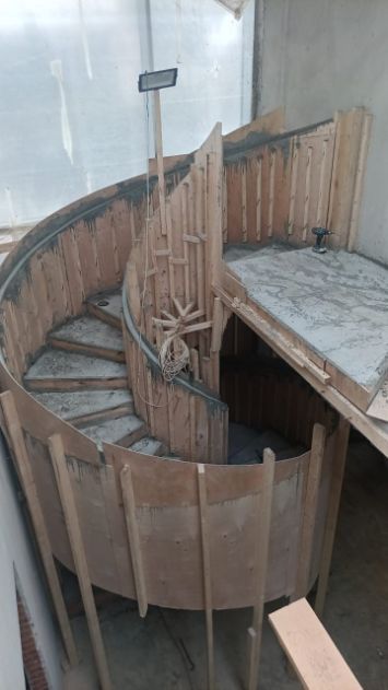 Самонесущая конструкция винтовой лестницы после армирования