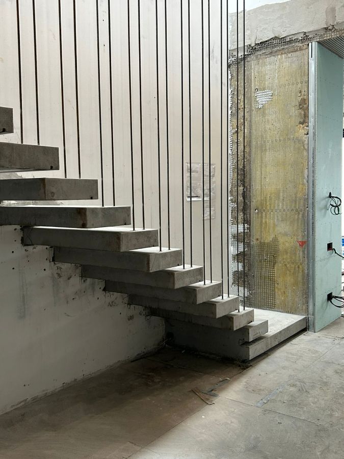 Парящие бетонные лестницы