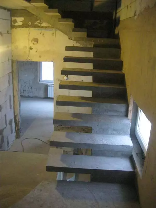 Парящие бетонные лестницы