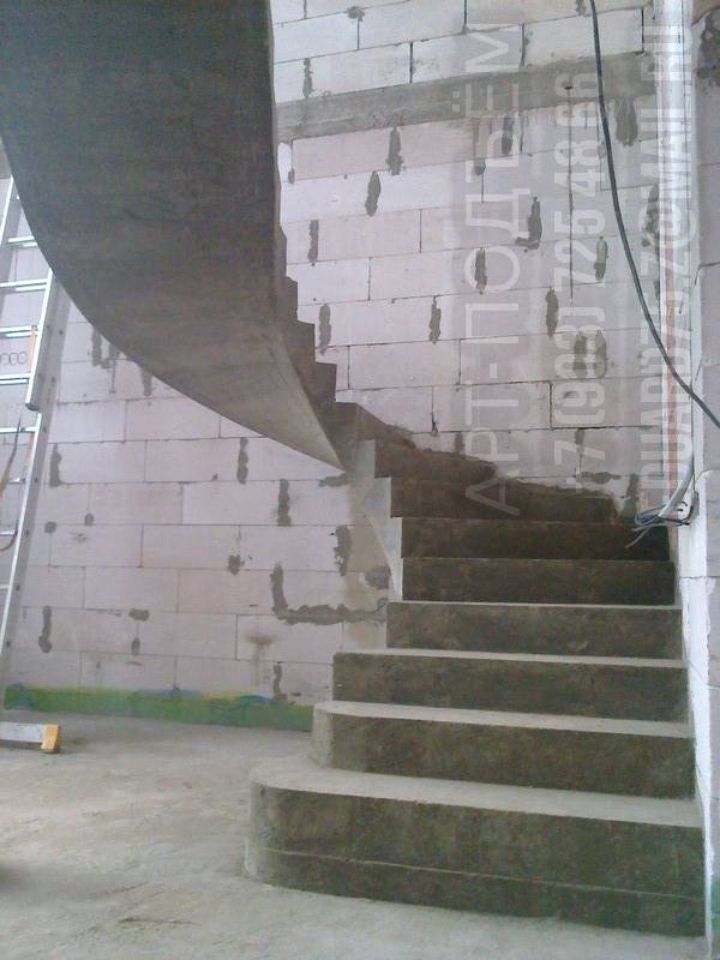 Монолитная винтовая лестница в доме