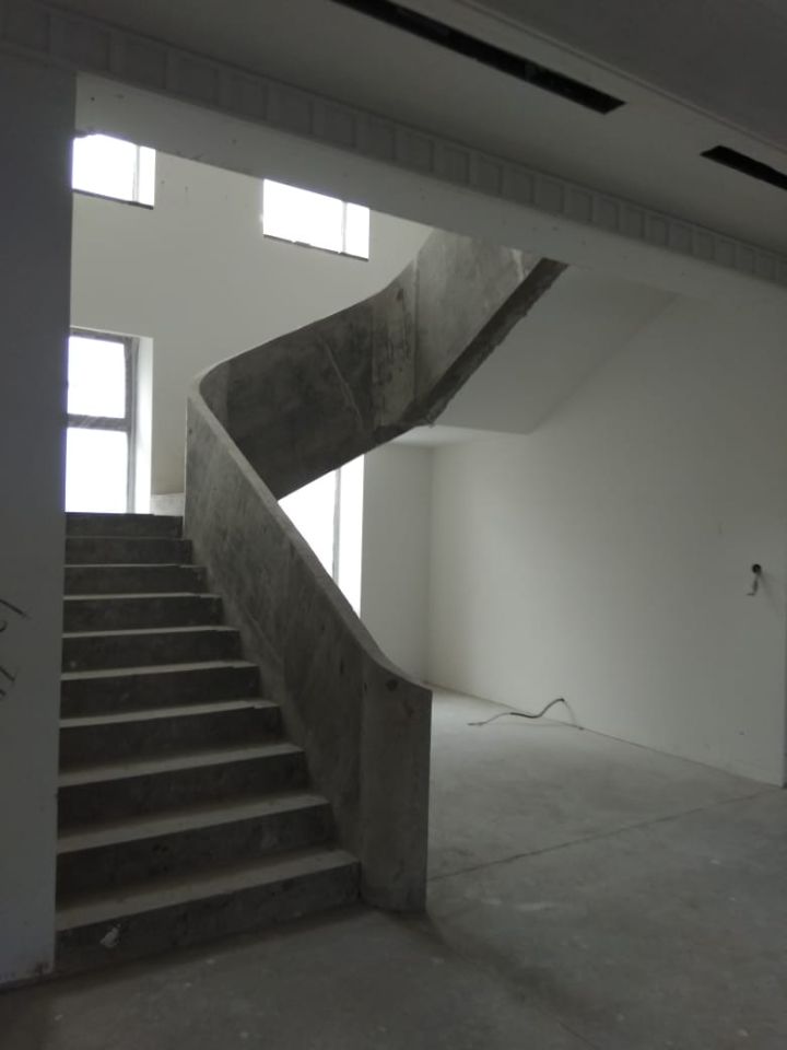 Г-образная бетонная лестница с отделкой керамогранитом  — гармония стиля и функциональности