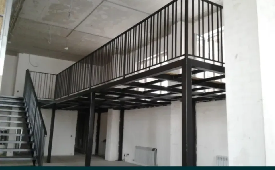 Г-образная антресольная  лестница с площадкой в коттедже