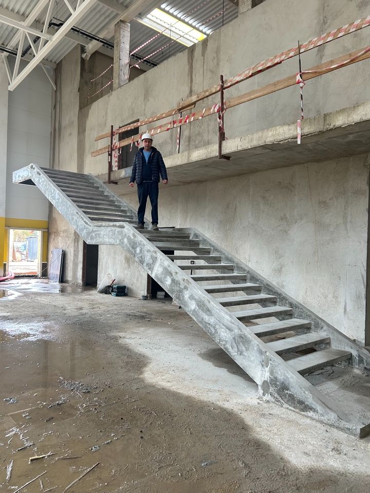 Инженер компании ArtPickUp на готовой бетонной лестнице на косоурах, Звенигород