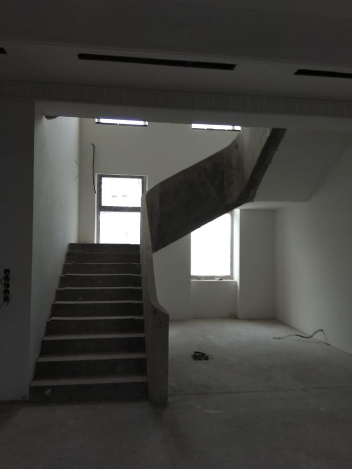 Парадная монолитная лестница