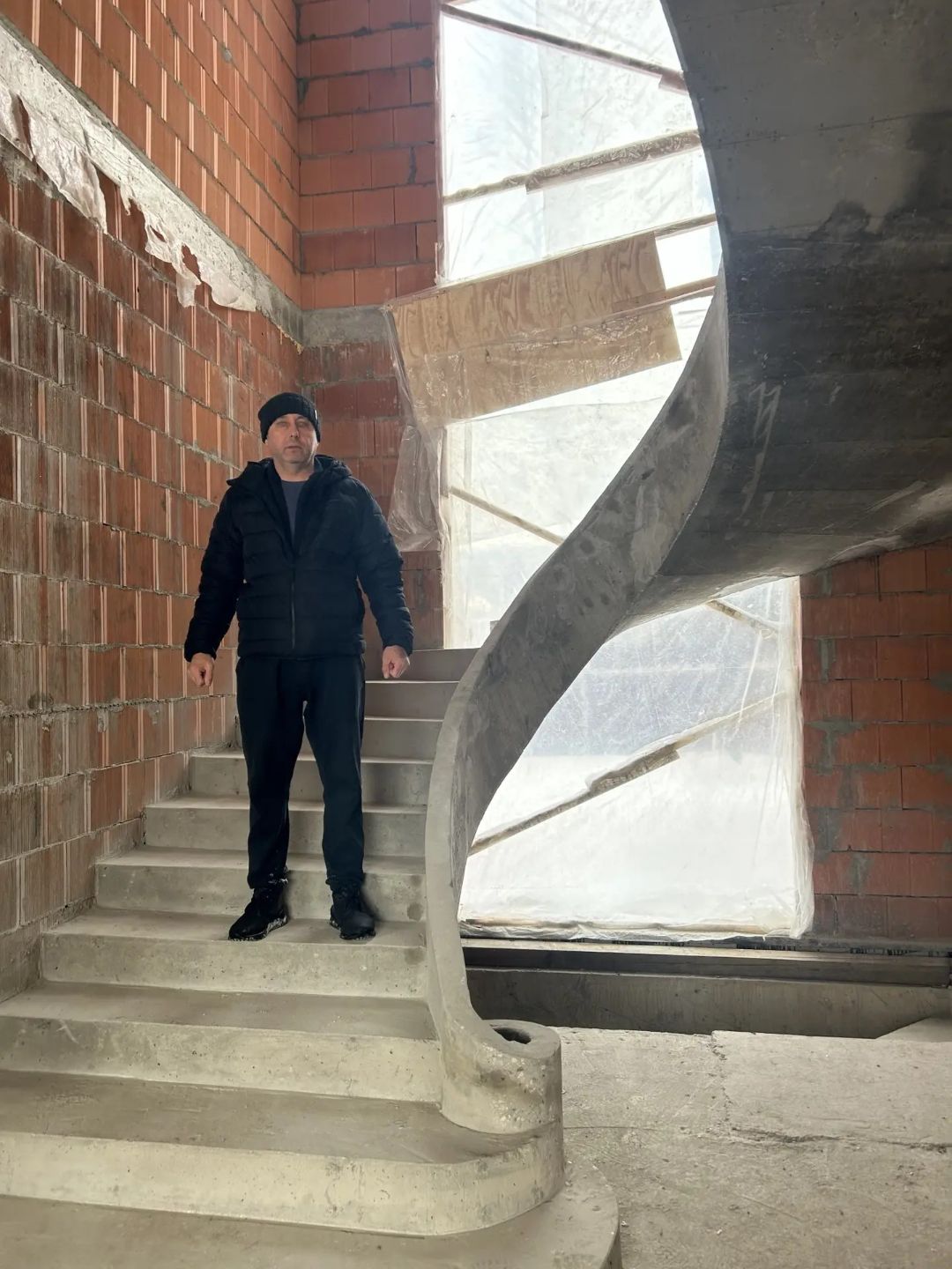Современная бетонная лестница на центральном косоуре в минималистичном интерьере, Красногорск