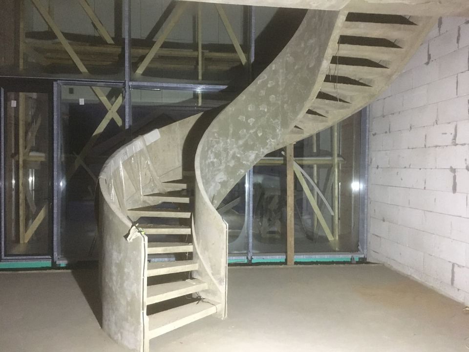 Сложная по дизайну винтовая бетонная лестница вид снизу