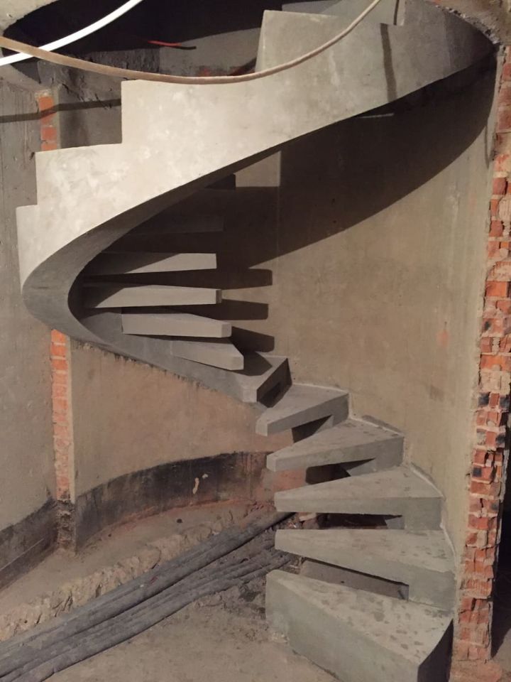 Ажурная винтовая лестница бетонная в коттеджный поселок под Москвой