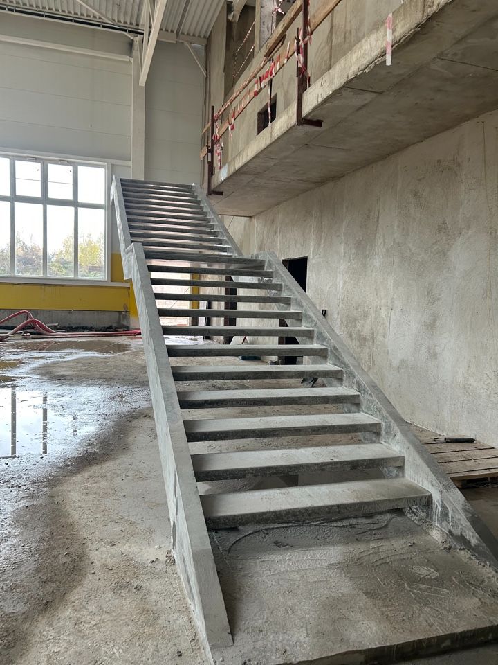 Вид снизу на ступени монолитной бетонной лестницы на косоурах, Звенигород