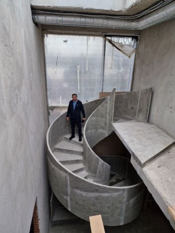 Самонесущая конструкция винтовой лестницы после армирования