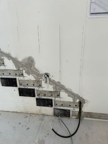 Обустройство освещения парящей монолитной бетонной лестницы