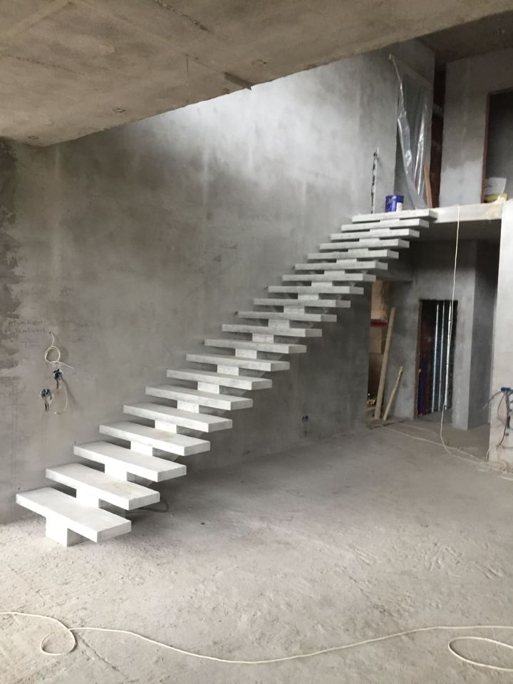 Прямая бетонная лестница на косоуре — фото сбоку