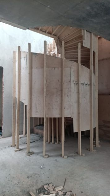 Армирование перил винтовой бетонной лестницы — детальный вид